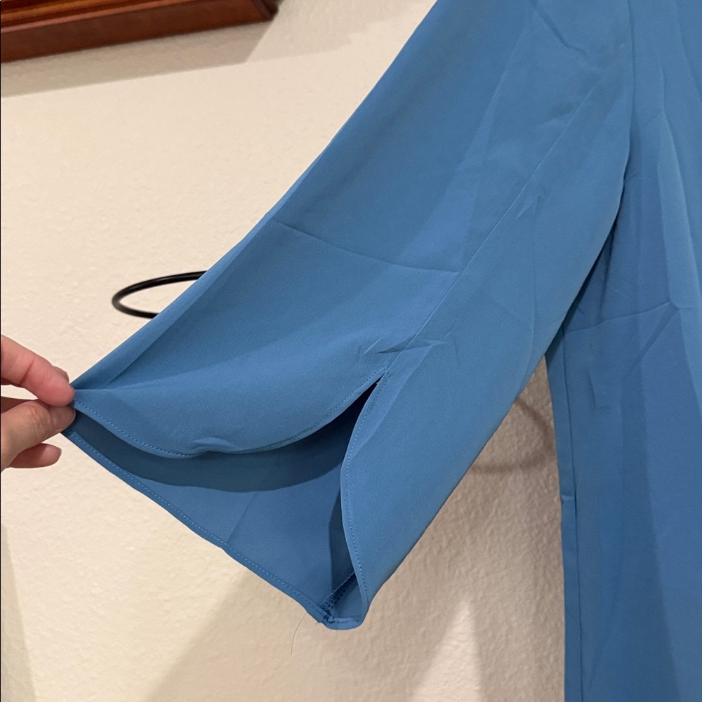NWT Tasamo Elegant Blue Women's Top with petal sleeve detail size XL. - Picture 2 of 7